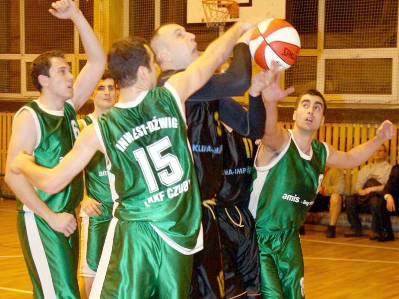 Koszykarze Inwest Dźwigu (zielone stroje) świetnie radzą sobie w pierwszoligowych rozgrywkach (JACEK
