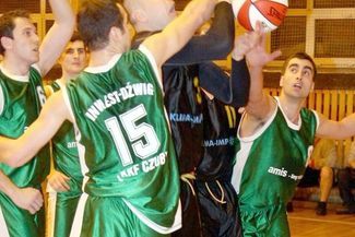 Koszykarze Inwest Dźwigu (zielone stroje) świetnie radzą sobie w pierwszoligowych rozgrywkach (JACEK