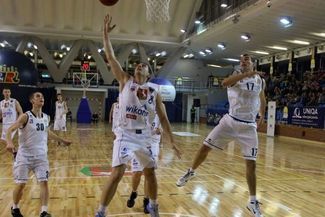 Sebastian Szymański (w środku) zdobywa dwa ze swoich ośmiu punktów podczas dzisiejszego meczu (WOJTE