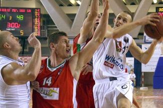 Łukasz Wilczek (z piłką) był najlepszym zawodnikiem w sobotnim spotkaniu
 (JACEK ŚWIERCZYŃSKI)