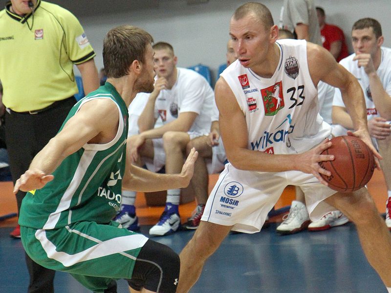 Tomasz Celej (z piłką) jest najskuteczniejszym zawodnikiem pierwszej ligi (Maciej Kaczanowski)