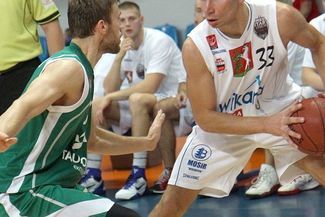 Tomasz Celej (z piłką) jest najskuteczniejszym zawodnikiem pierwszej ligi (Maciej Kaczanowski)