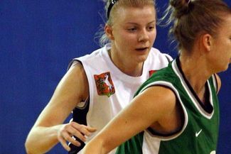 Anita Goźdź (w białej koszulce) i jej koleżanki przegrały z AZS OPTeam Rzeszów (JACEK ŚWIERCZYŃSKI)