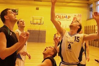 Jacek Olejniczak (z prawej) i jego koledzy wymęczyli zwycięstwo nad Kom.pl (WOJCIECH NIEŚPIAŁOWSKI)