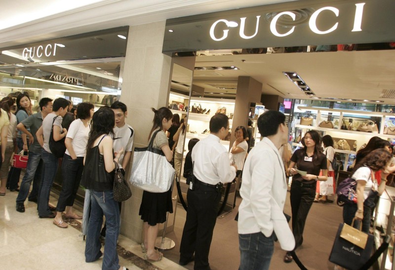 Butik Gucci w Hongkongu ( EPA/ALEX HOFFORD)