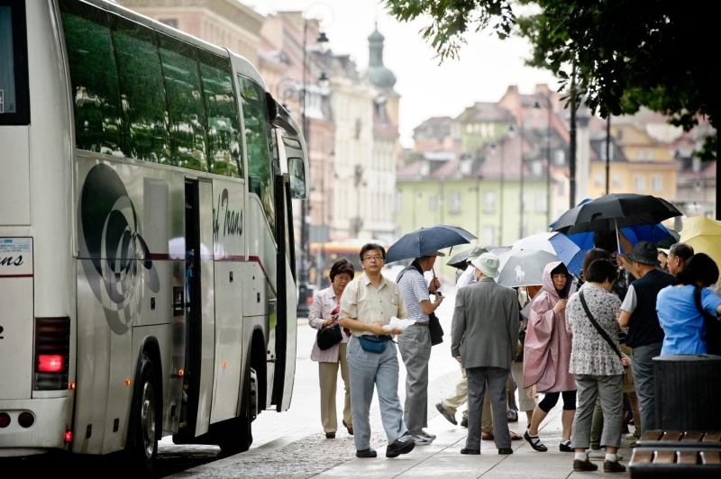 Autobus wycieczkowy na Krakowskim Przedmieściu z turystami z Azji (PAP Life)