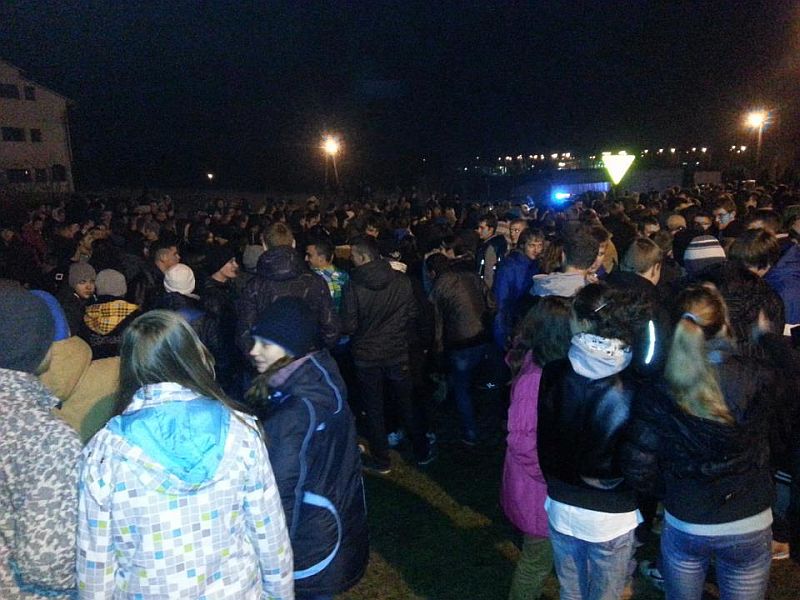 Według policji na imprezę przyszło 500 osób. Według internautów 1000. (facebook.com)