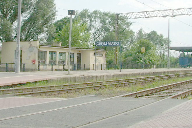 Dworzec Chełm-Miasto położony przy linii kolejowej Warszawa-Dorohusk w ciągu roku obsługuje około 12
