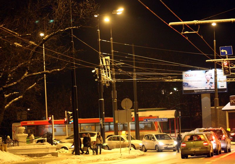 Słupy, które zamontowano przy skrzyżowaniu ul. Lubartowskiej z al. Spółdzielczości Pracy, Unicką i O