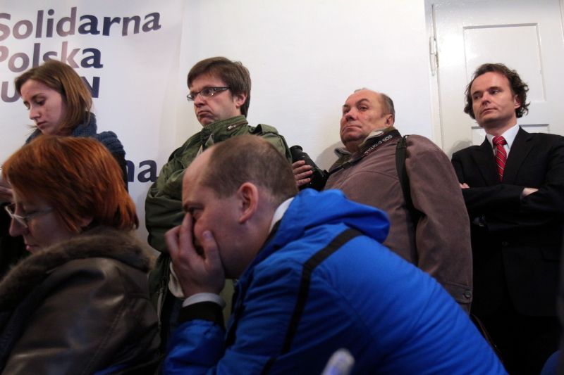 Grzegorz Siemiński (pierwszy z prawej) czeka wśród dziennikarzy na oficjalne zaprezentowanie przez Z