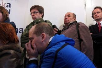 Grzegorz Siemiński (pierwszy z prawej) czeka wśród dziennikarzy na oficjalne zaprezentowanie przez Z