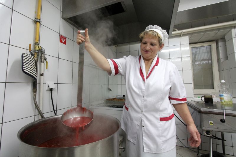 Maria Zielonka z kuchni Bractwa św. Brata Alberta musi sobie radzić bez jednego kotła (Wojciech Nieś