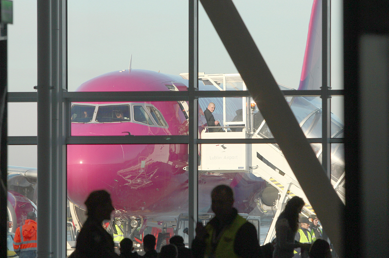 Samolot linii Wizz Air przyleciał w czwartek z Londynu (Maciej Kaczanowski)
