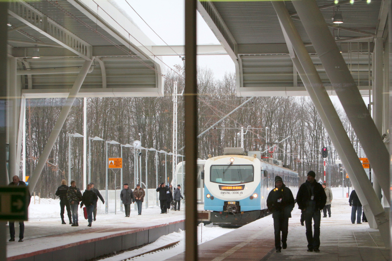 Pociąg dowozi pasażerów wprost do terminalu (Dorota Awiorko-Klimek)