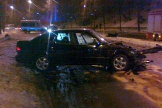 Al. Andersa: Samochód skosił latarnię (zdjęcia)