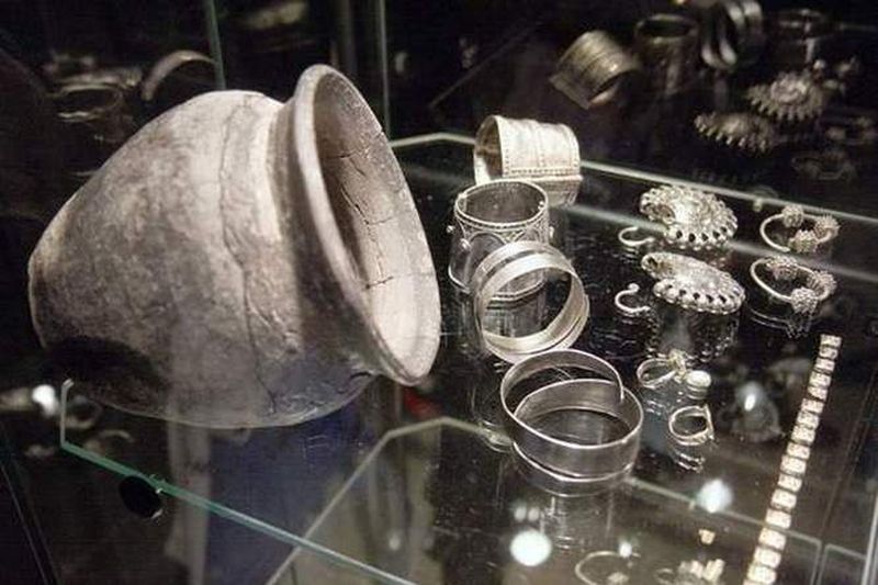 Zausznice, bransolety i pierścienie. Precjoza między XI a XIV wiekiem nosiły osoby rządzące grodem w