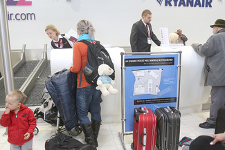 Podczas kontroli wykonujmy polecenia celników i odpowiadajmy konkretnie na pytania o bagaż  (Maciej 