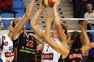 Paulina Dąbkowska (w środku z numerem 7) była w sobotnim meczu klasą dla siebie (JACEK ŚWIERCZYŃSKI)