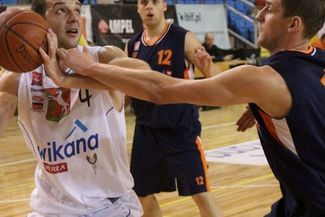 Statystyki pokazują, że Marcel Wilczek (z piłką) jest najlepszym zbierającym pierwszej ligi (WOJCIEC