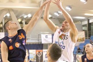 Tomasz Celej (w białym stroju) zdobył 28 punktów
 (WOJCIECH NIEŚPIAŁOWSKI)