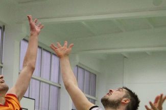 Rembud Arkada (białe stroje) zmierzy się ze Skarpą Nadar (MACIEJ KACZANOWSKI)