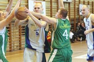 Koszykarze Zdroju MPWiK (białe stroje) ograli Kom.pl (Archiwum)