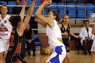 Paulina Dąbkowska (z piłką) była najskuteczniejszą zawodniczką AZS UMCS Lublin w sobotnim meczu (JAC