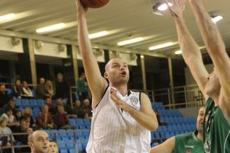 Na kosz rywali rzuca Sergiusz Prażmo
 (MACIEJ KACZANOWSKI)