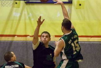 Jacek Olejniczak (w środku) i jego koledzy wygrali szósty mecz w sezonie
 (HANNA BYTNIEWSKA)