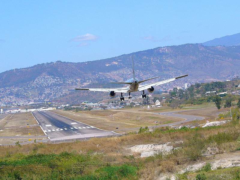 Lotnisko Toncontin w Hondurasie (enrique galeano morales)