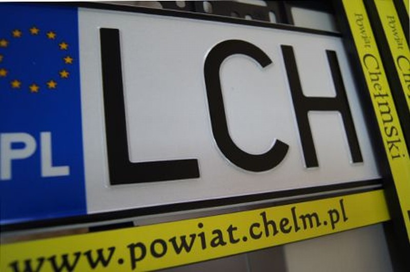 Ramki z logo powiatu chełmskiego wydawane są razem z nowymi tablicami rejestracyjnymi (Materiały pra