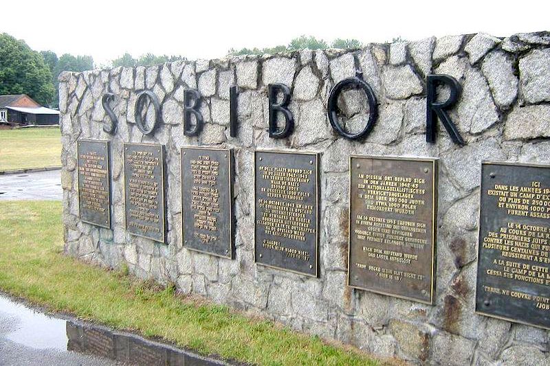 Tablice przy wejściu do b. obozu koncentracyjnego Sobibór (Bmalina/Wikipedia)