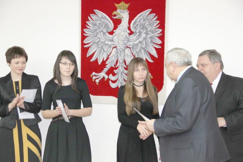 Starosta uhonorował stypendiami najlepszych uczniów szkół ponadgimnazjalnych z terenu powiatu krasno