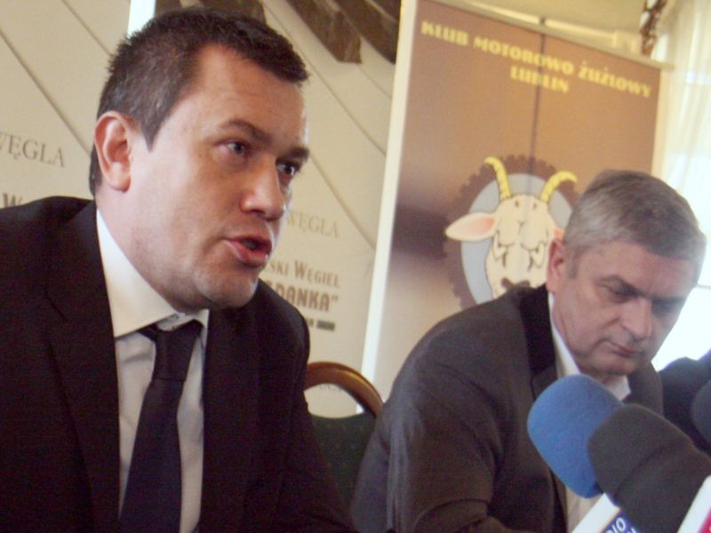 Artur Kapelko (z lewej), prezes GKS Bogdanka: Dzięki nowej umowie sponsorskiej będziemy mogli funkcj