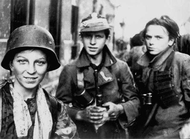 Powstańcy warszawscy – żołnierze Armii Krajowej, 1944. (Jerzy Tomaszewski "Jur" / Wikipedia)