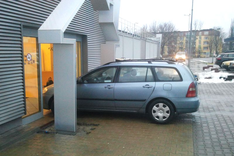 Przed weekendem samochód jednego z właścicieli parkował w… drzwiach sklepu. (Pandemonium / Alarm24)