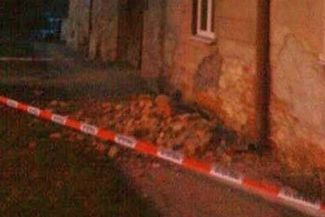 Z dawnej karczmy odpadł wielki kawałek gzymsu