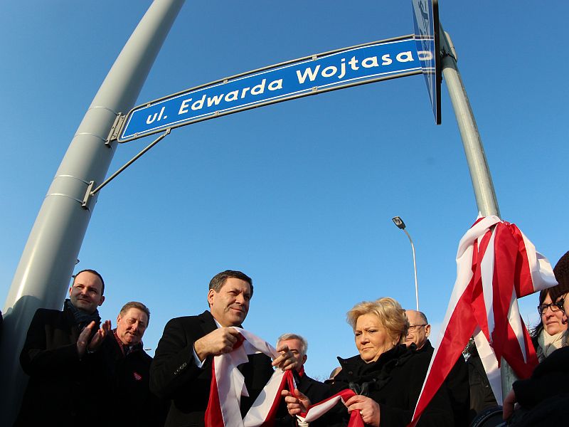 Alina Wojtas i Janusz Piechociński odsłaniają tablicę z imieniem tragicznie zmarłego działacza Polsk