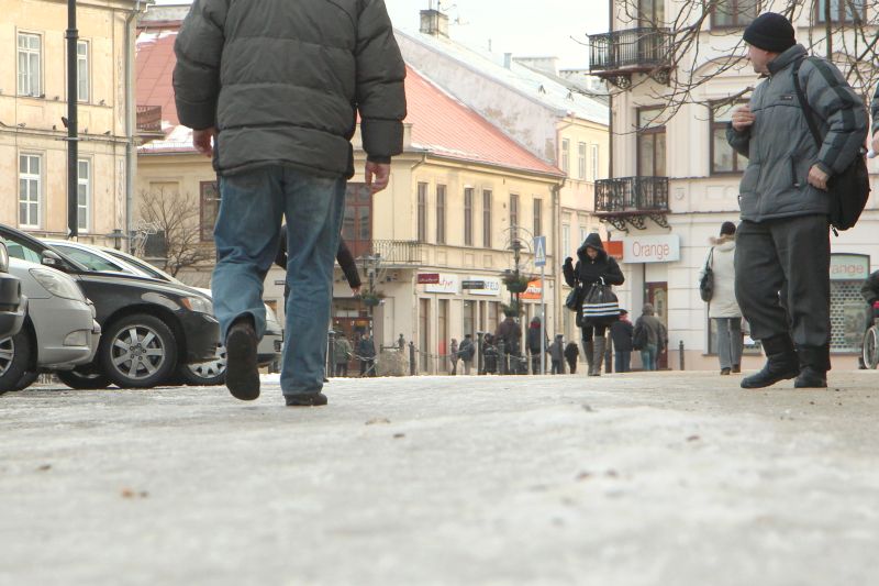 Lód na chodniku utrudnia chodzenie. (Maciej Kaczanowski)