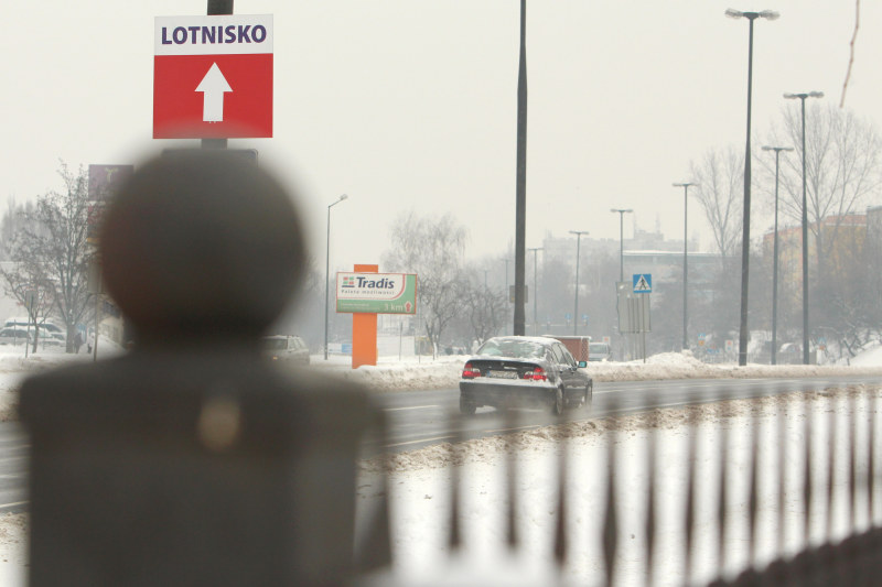 W pobliżu granicy ze Świdnikiem pozostały tabliczki po Dniu Otwartym Portu Lotniczego. Innych drogow