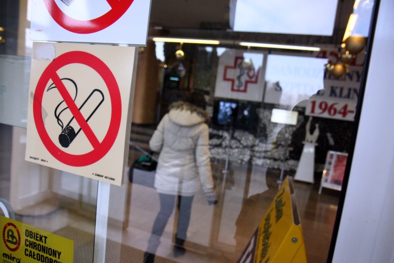 Pacjentom nie wolno palić nie tylko w budynkach, ale i przed szpitalem (Jacek Świerczyński)