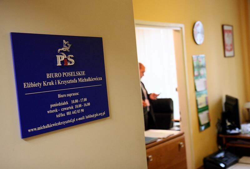 Biuro Poselskie Krzysztofa Michałkiewicza mieści się przy ul. Królewskiej 3 w Lublinie, tel. (81) 44