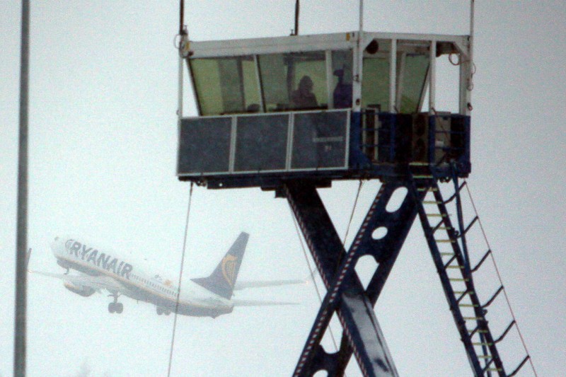 Wczorajsze lądowanie Ryanaira z Londynu odbyło się bez żadnych problemów. Start też. Na pierwszym planie mobilna wieża kontroli lotów (Jacek Świerczyński)