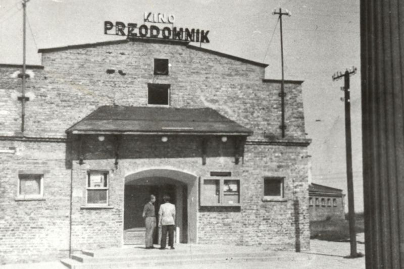 Jedno z pierwszych zdjęć kina "Przodownik”. Później w tym budynku mieścił się klub Iskra<br />
 (Kino Przodownik)