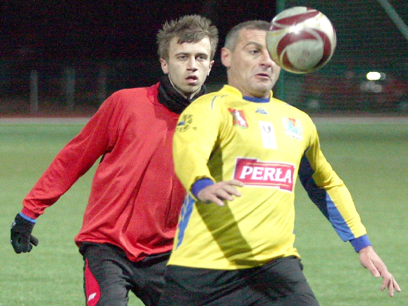 Trener Piotr Świerczewski może osobiście pokazać swoim zawodnikom wiele zagrań (JACEK ŚWIERCZYŃSKI)