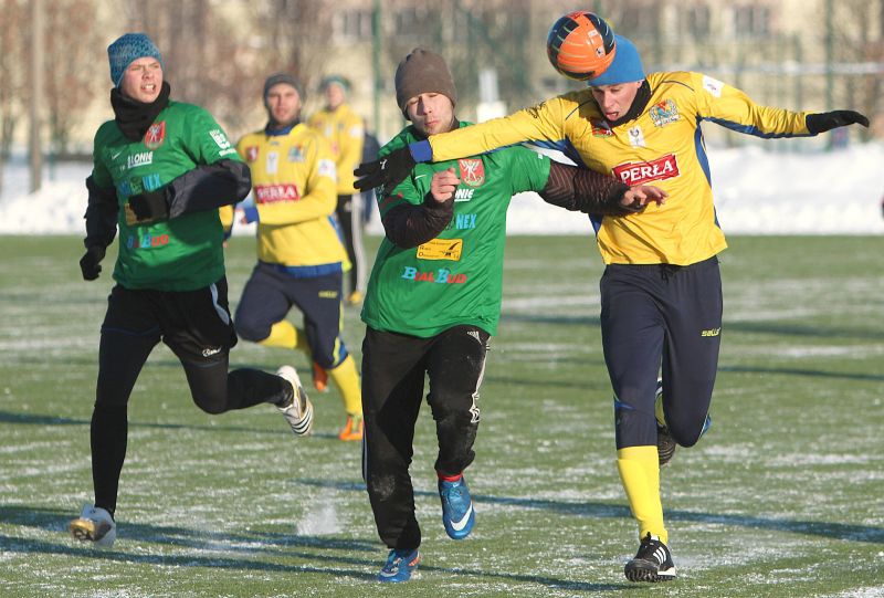 Spory mróz nie wystraszył w sobotę piłkarzy Motoru i Podlasia, choć bez czapek na głowy się nie obył