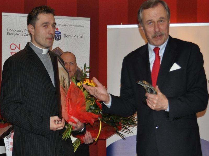 Ks. Tomasz Winogrodzki i prezydent Zamościa Marcin Zamoyski (TERESA MADEJ)