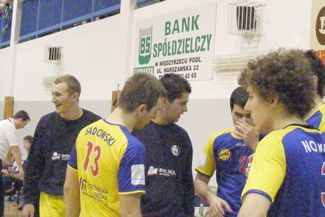 – Panowie: tak trzymać – zdaje się mówić do swoich zawodników trener Trójki Marcin Śliwa
 (WOJCIECH
