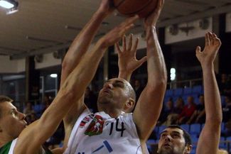 Przemysław Łuszczewski (z piłką) walczy z Andrzejem Misiewiczem
 (JACEK ŚWIERCZYŃSKI)