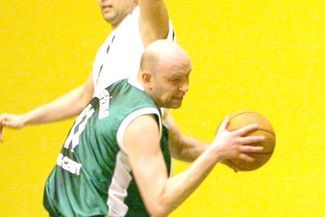 Paweł Kosior (w zielonym stroju) i jego koledzy z Combitgroup.pl znowu wygrali
 (ARCHIWUM)